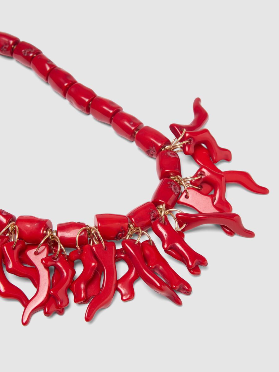 Collana in resina rossa con ciondoli a forma di coralli_1
