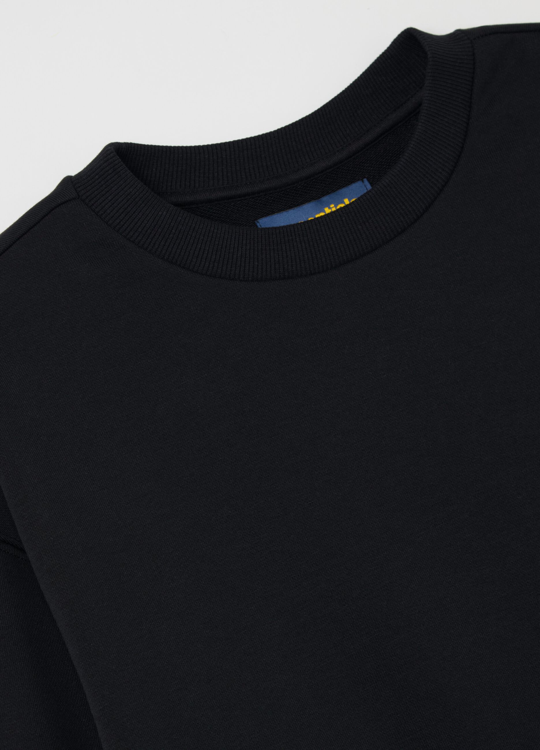 Essential sweatshirt with round neck