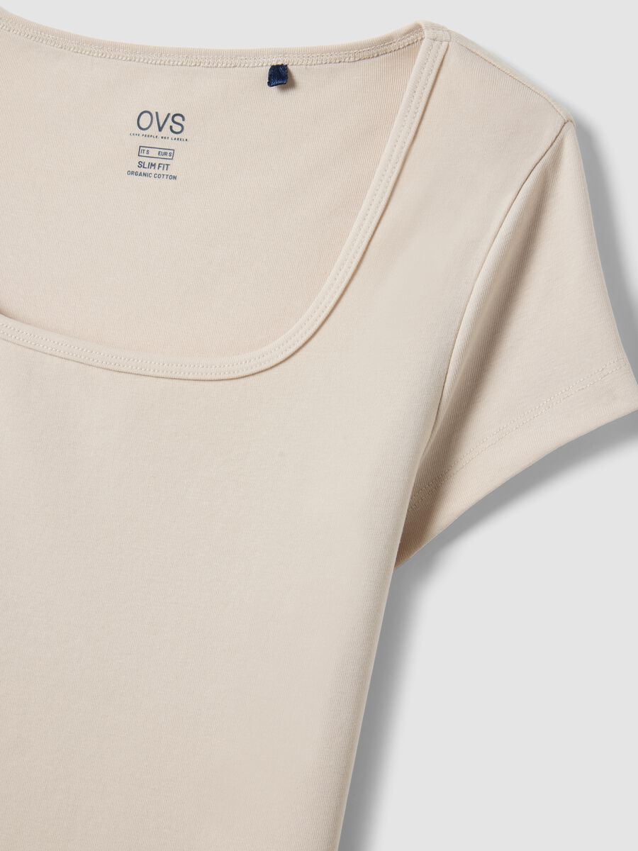 T-shirt fitted in cotone elasticizzato beige con scollo quadrato_5