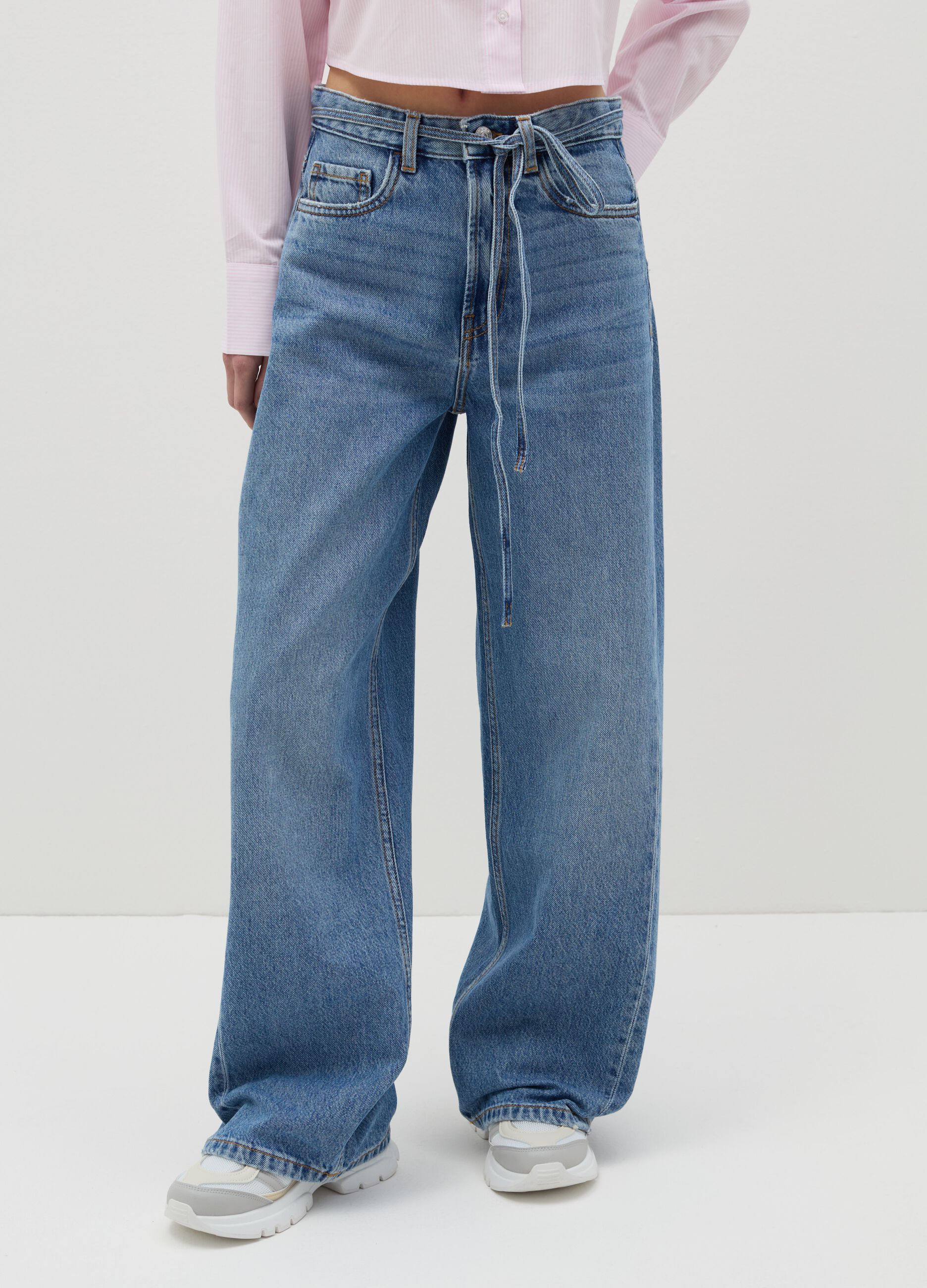 Wide-leg jeans with thin belt