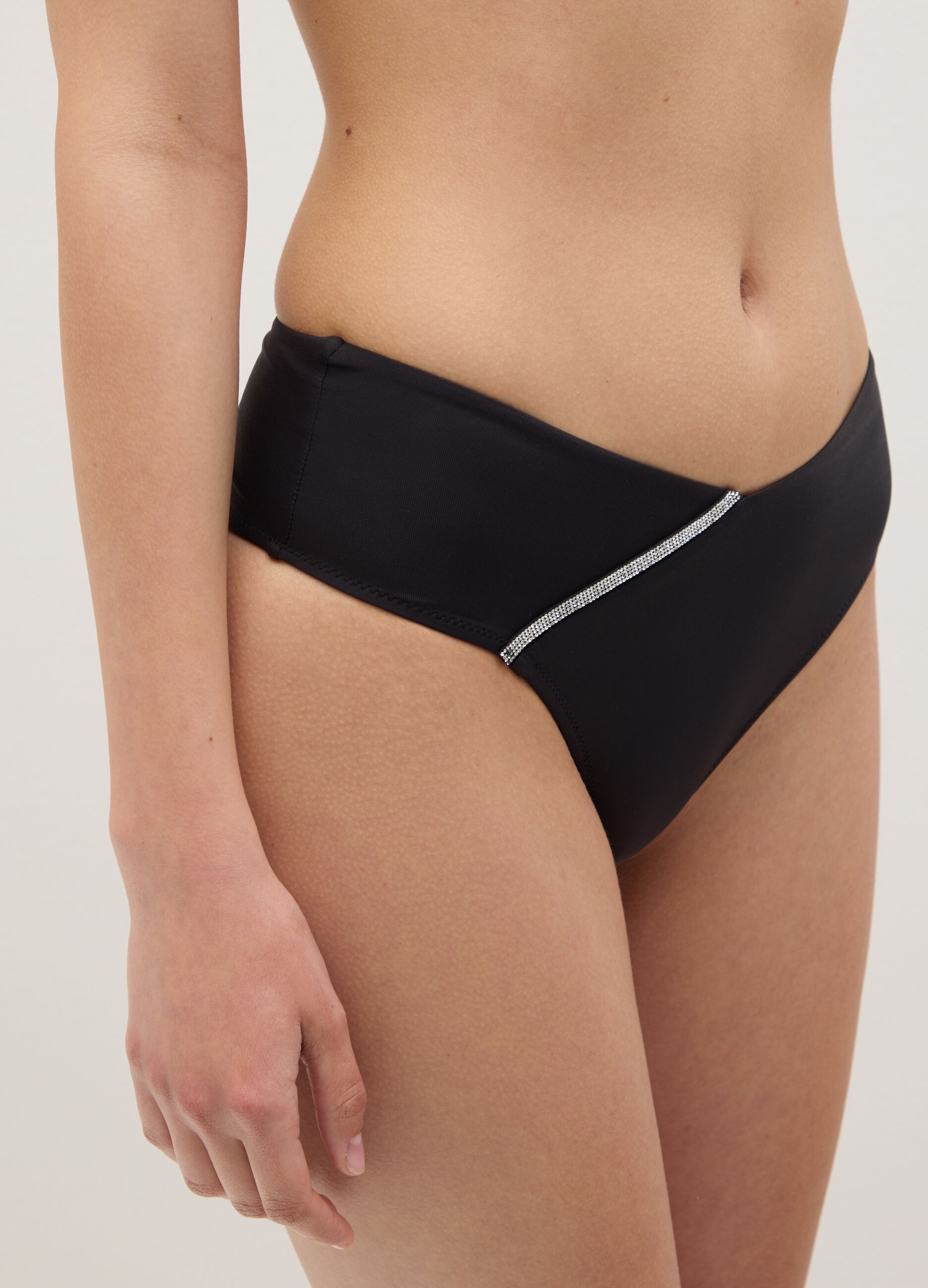 Slip bikini da donna in tessuto elasticizzato nero a vita alta con strass