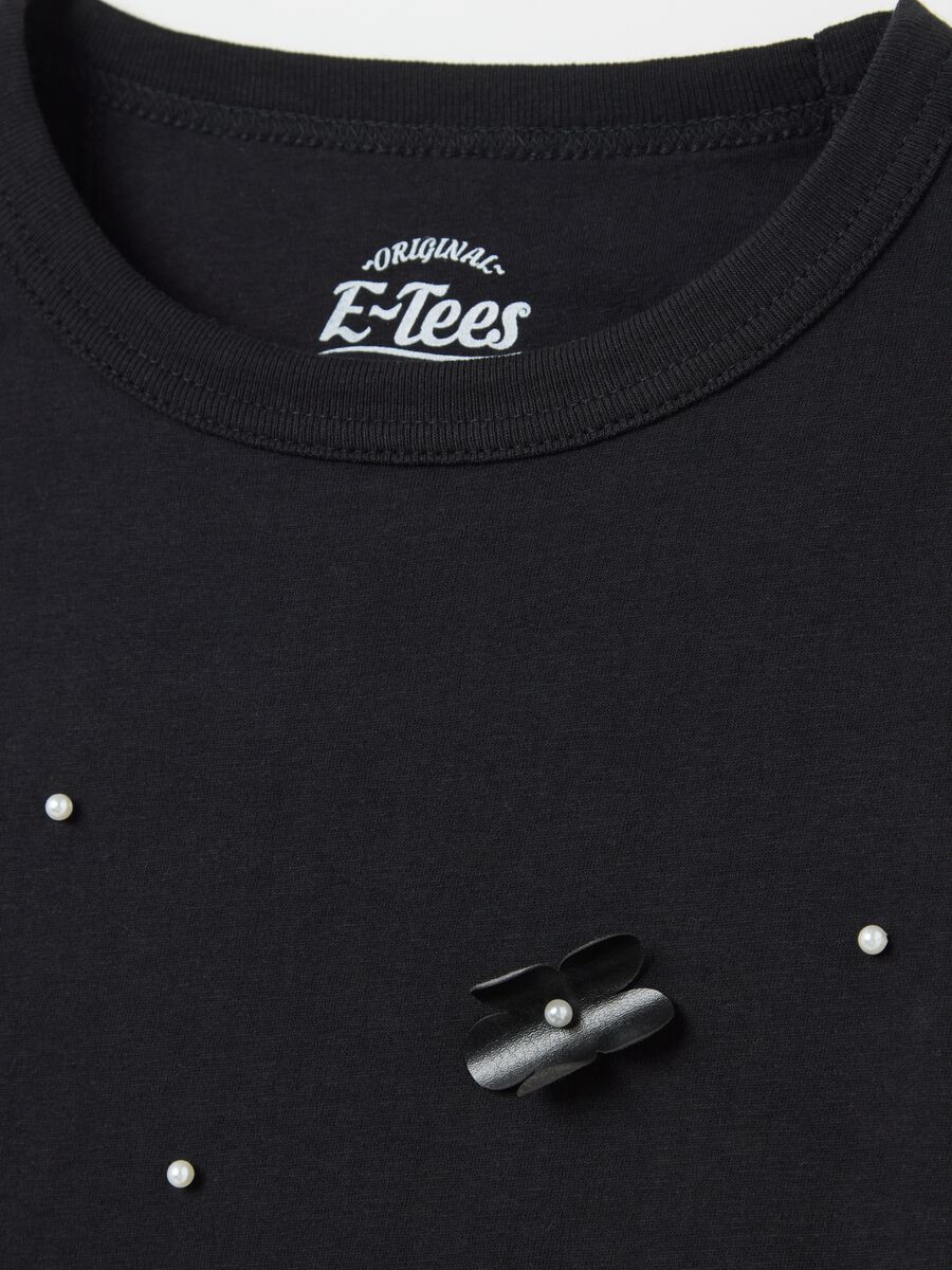Black T-shirt in cotton with beads and flowers application_5