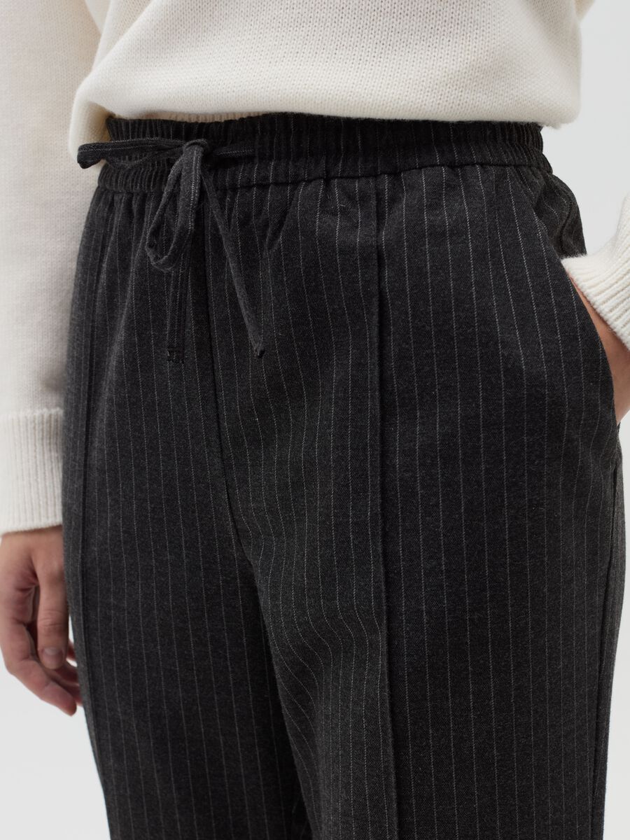 Pantalone carrot fit con risvolti_3