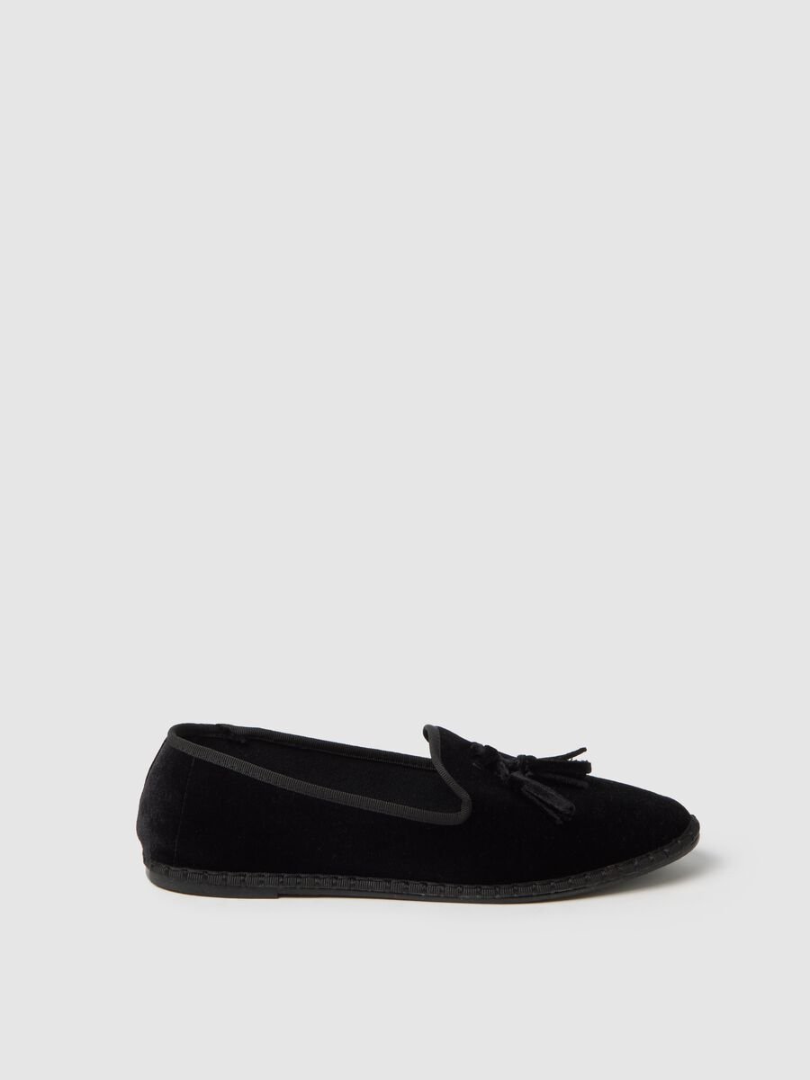 Scarpe nere in tessuto impermeabile con nappine_0