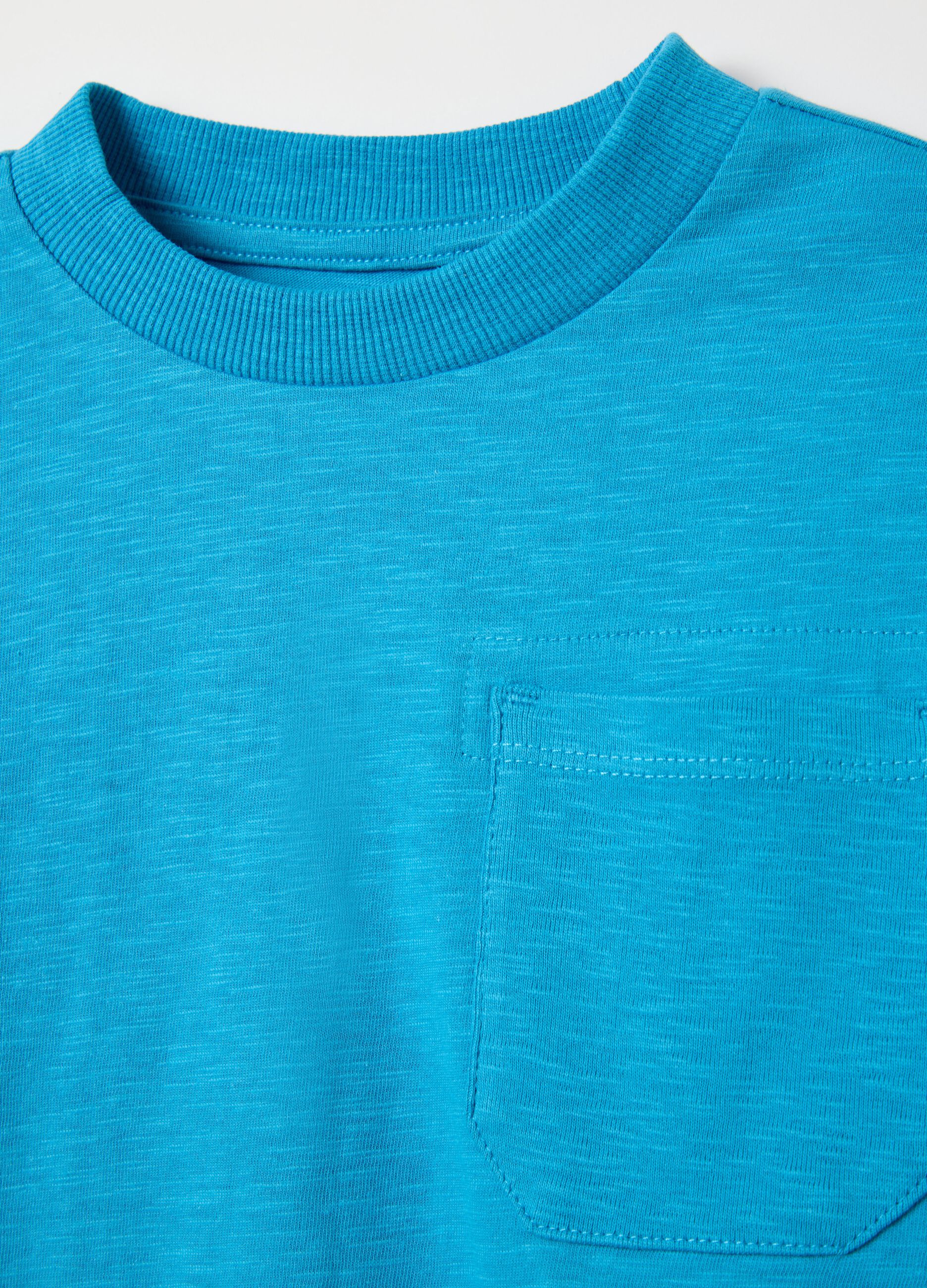 Light blue T-shirt in organic cotton with pocket