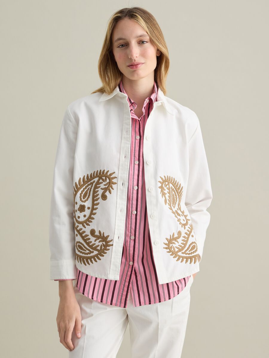 White shirt with paisley embroidery_0