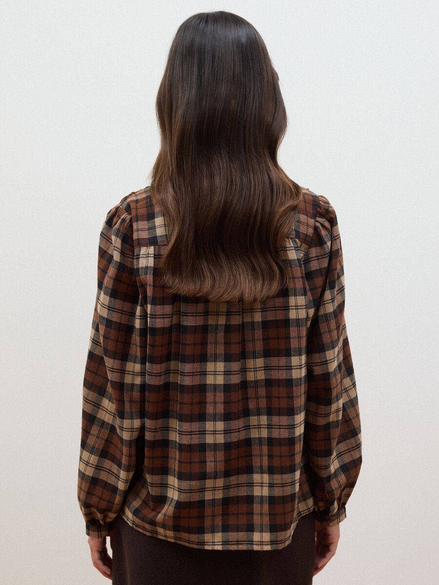Camicia marrone a quadri con colletto classico_3
