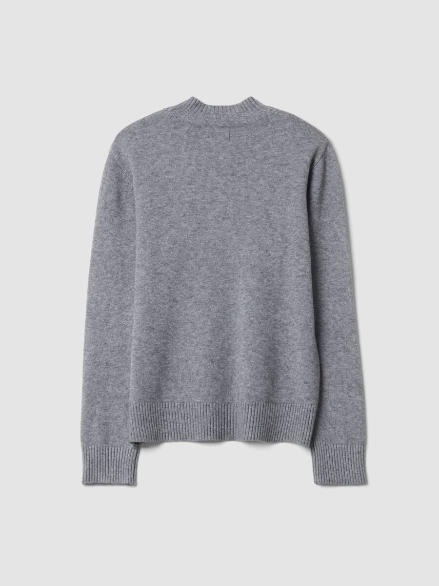 Maglia grigia in misto viscosa con collo alto a costine regular fit_2