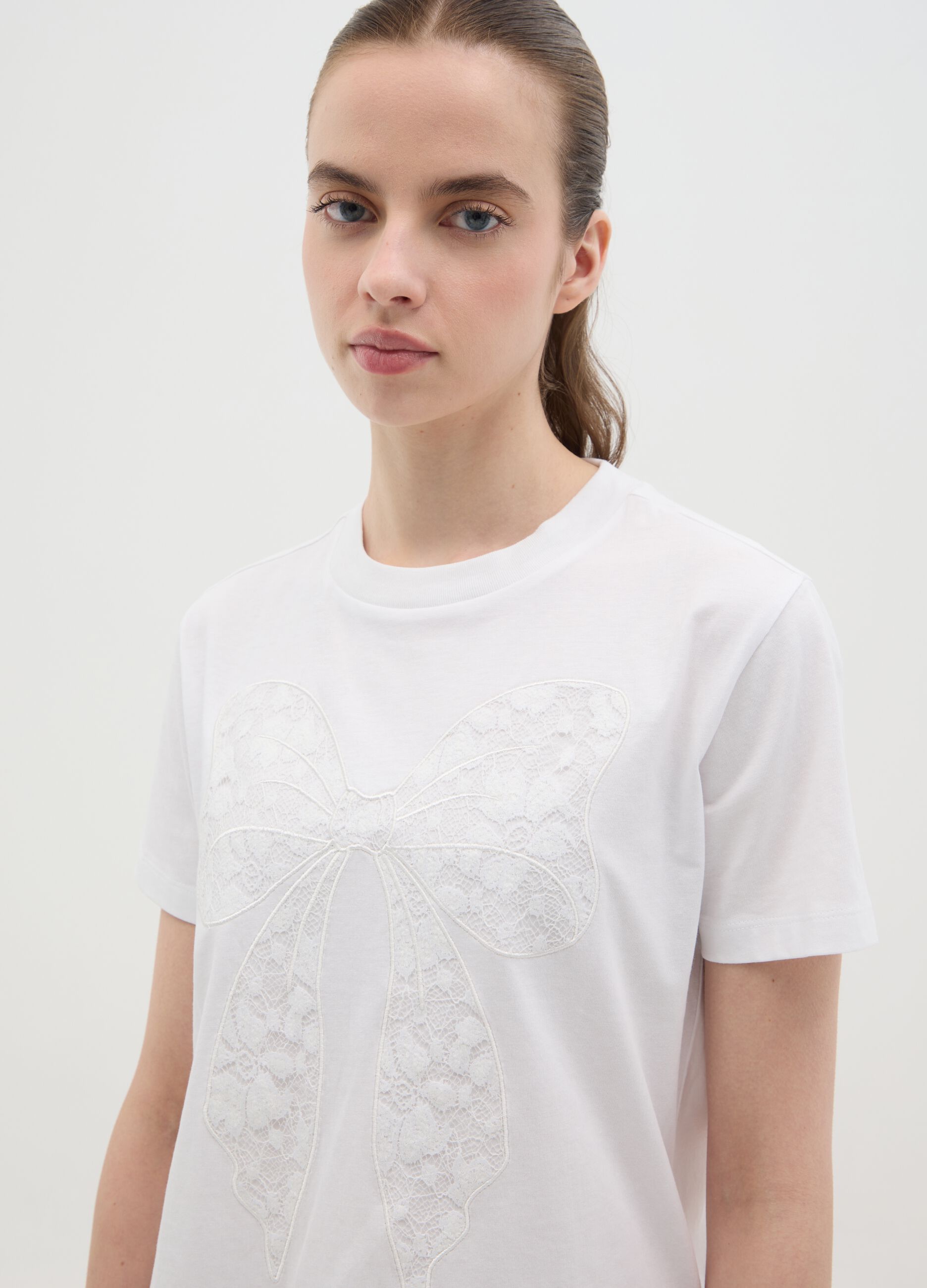 White T-shirt in cotton with lace bow