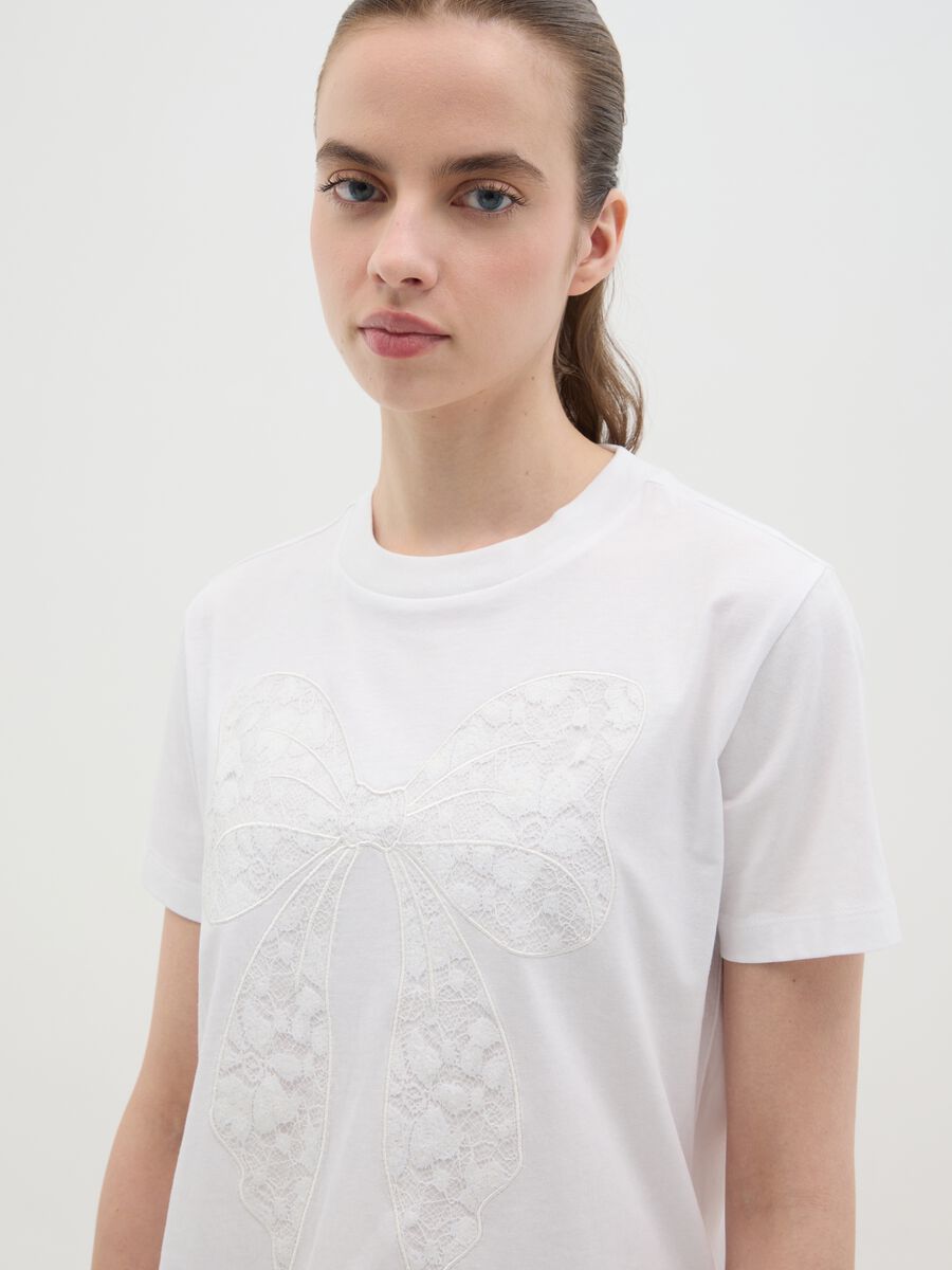 White T-shirt in cotton with lace bow_2
