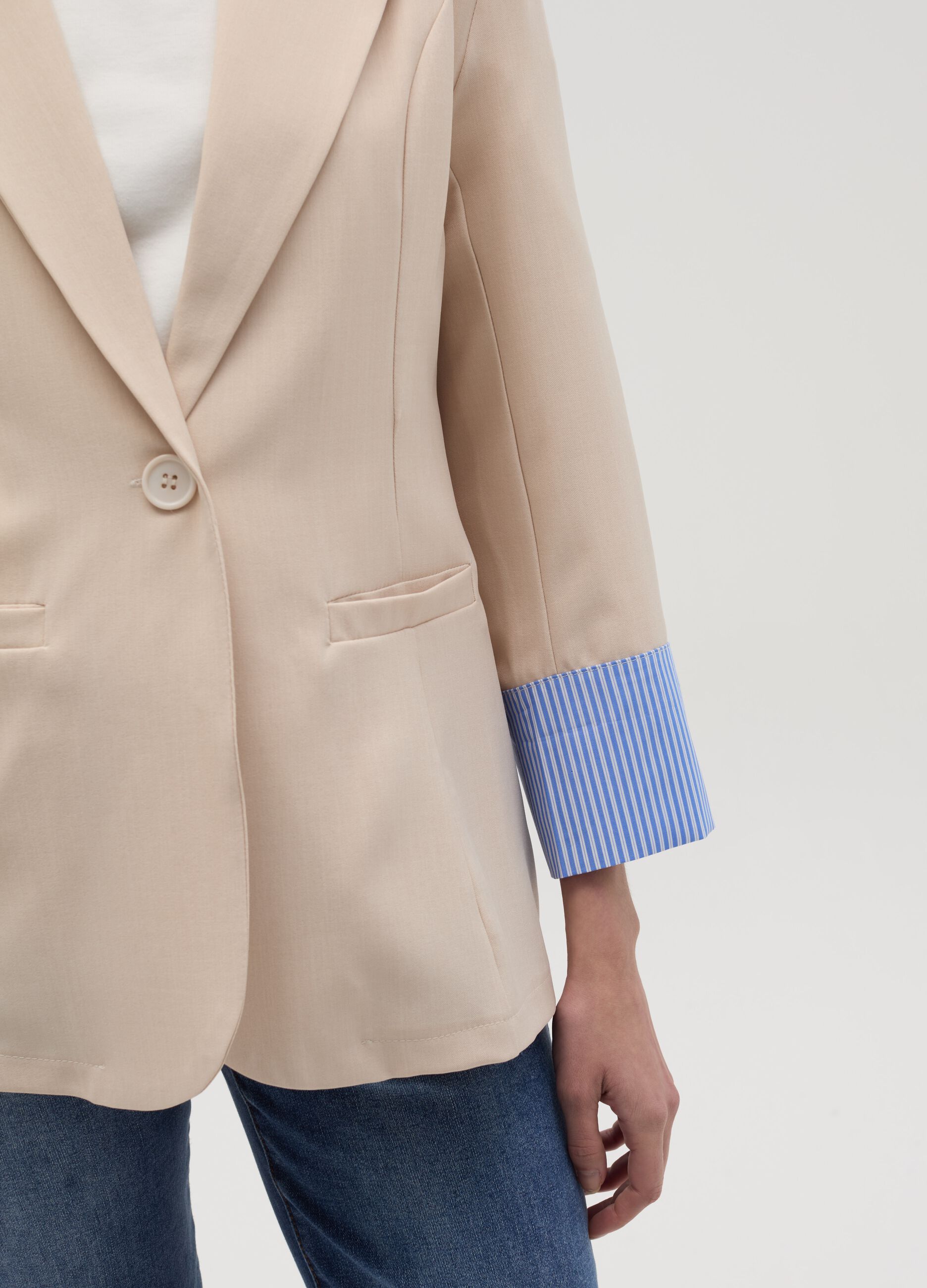 Single-breasted blazer with contrasting detail