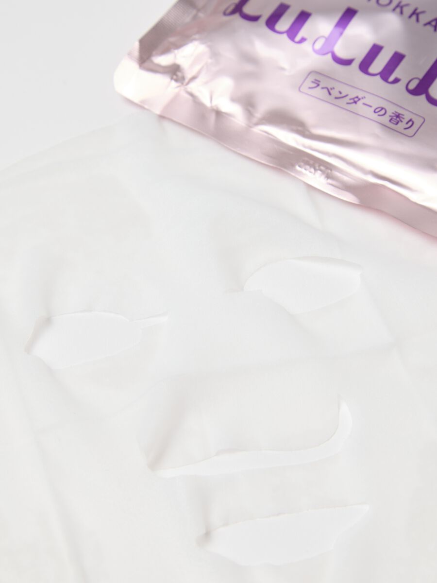 Premium fabric mask with calming lavender flower extract from the Japanese region Hokkaido. The pack contains 7 fabric masks. Perfect for daily use._2