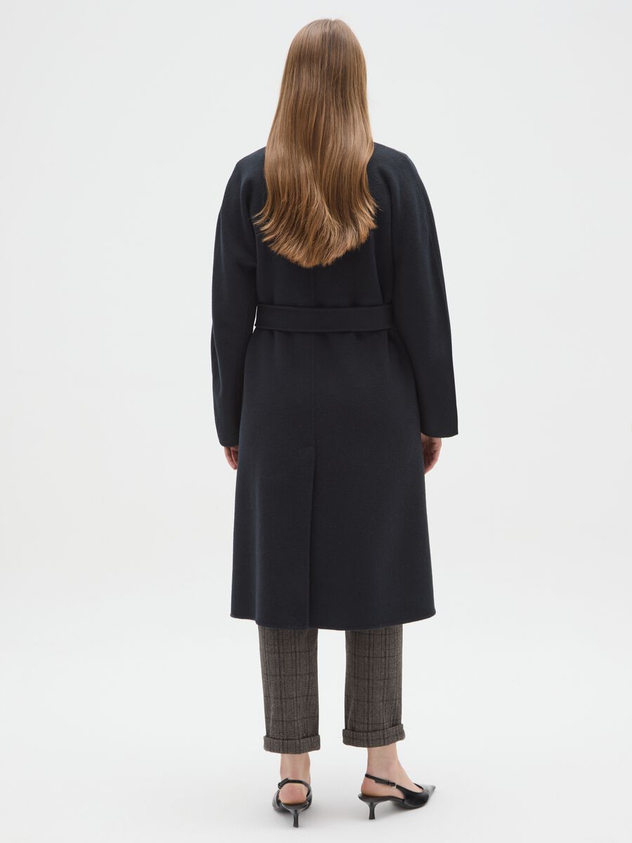 Cappotto doppiopetto blu in misto lana regular fit con cintura_2