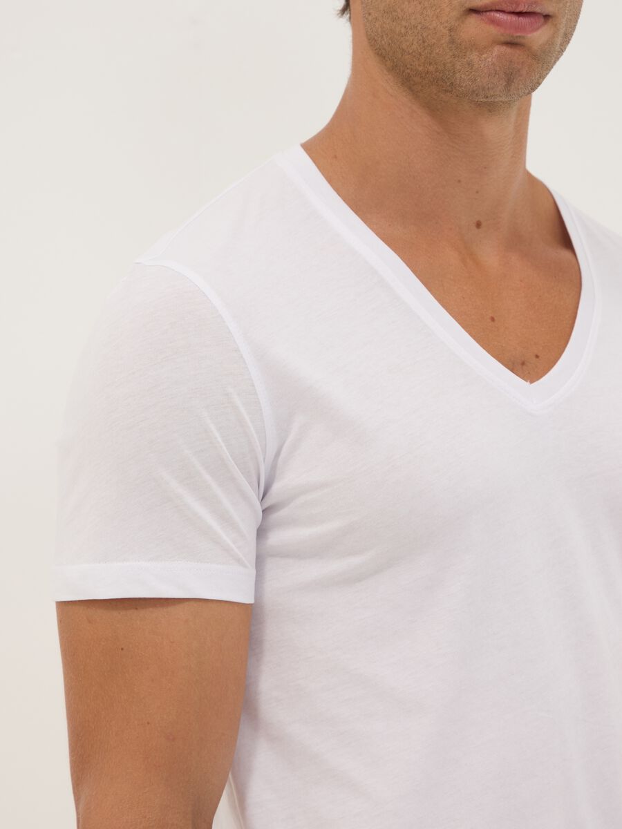 2-pack of white pure extra-fine cotton T-shirts with deep V-neck_2