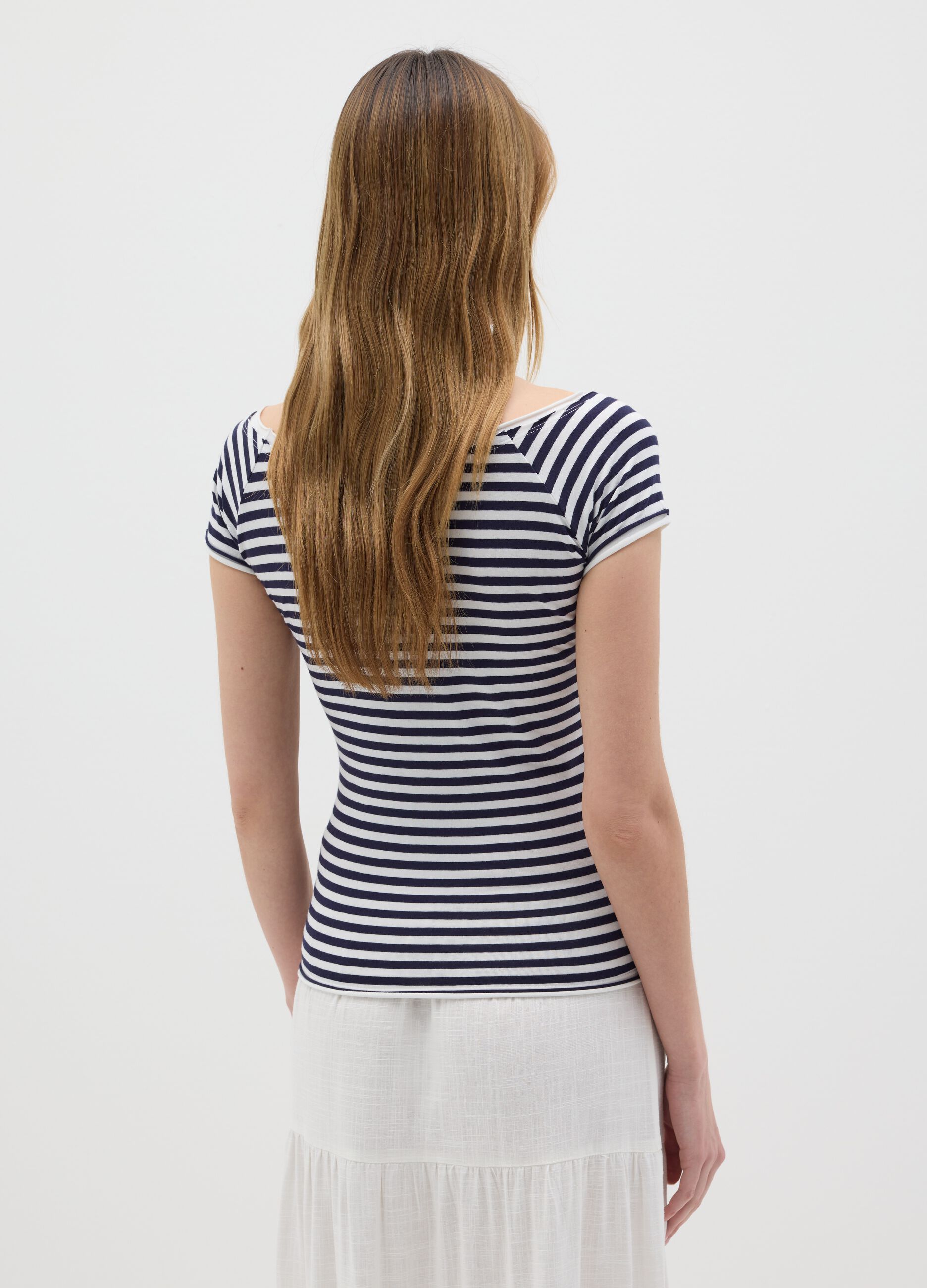T-shirt da donna in cotone elasticizzato a righe bianche e blu
