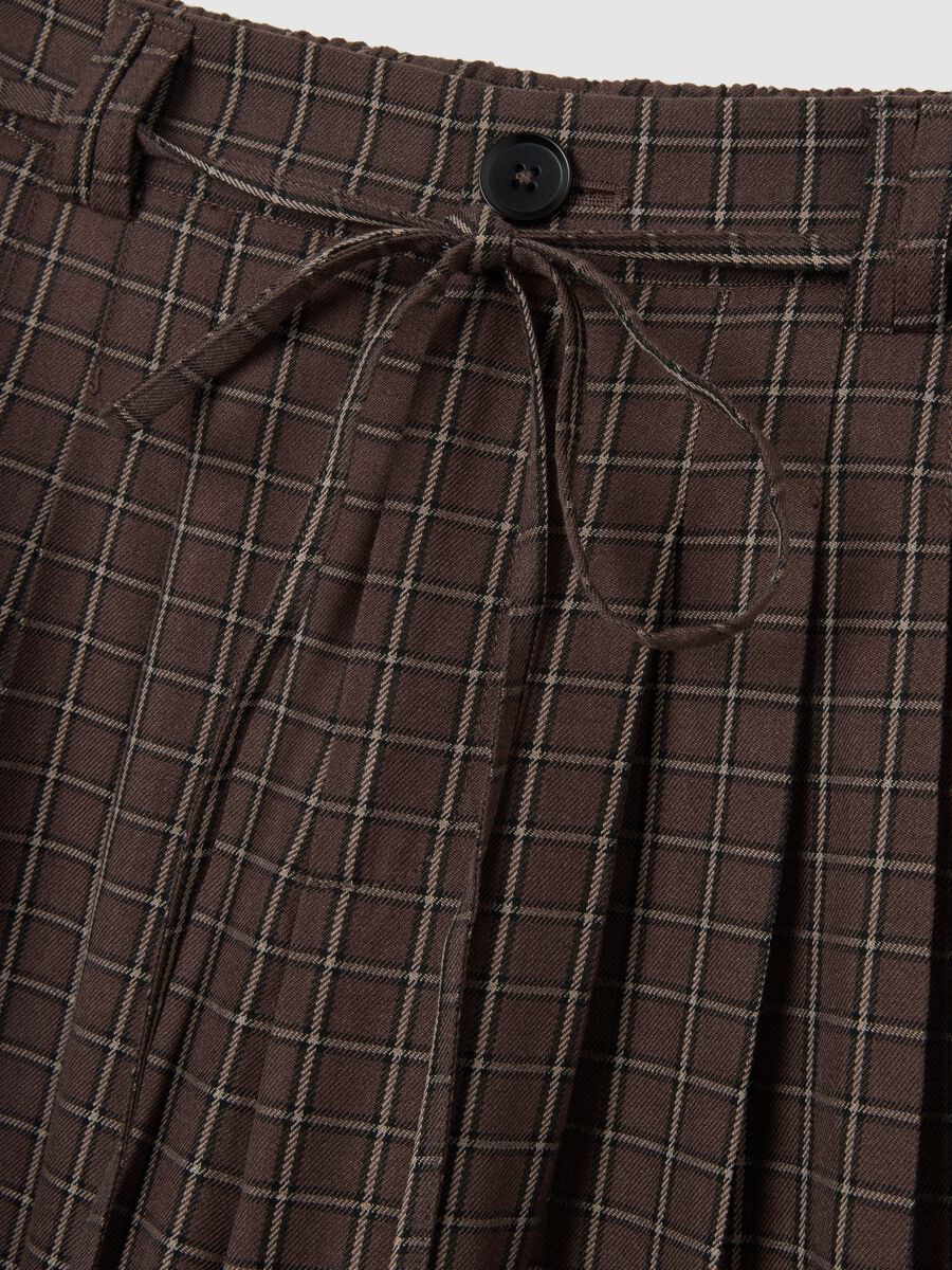 Pantaloni larghi marroni a quadri_6