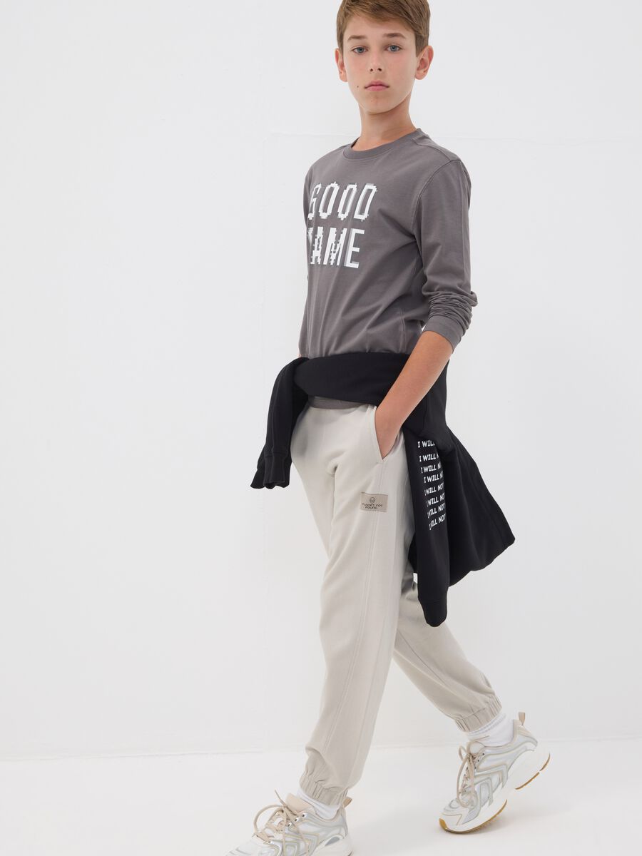 Pantaloni jogger grigi in puro cotone over fit per ragazzo_2