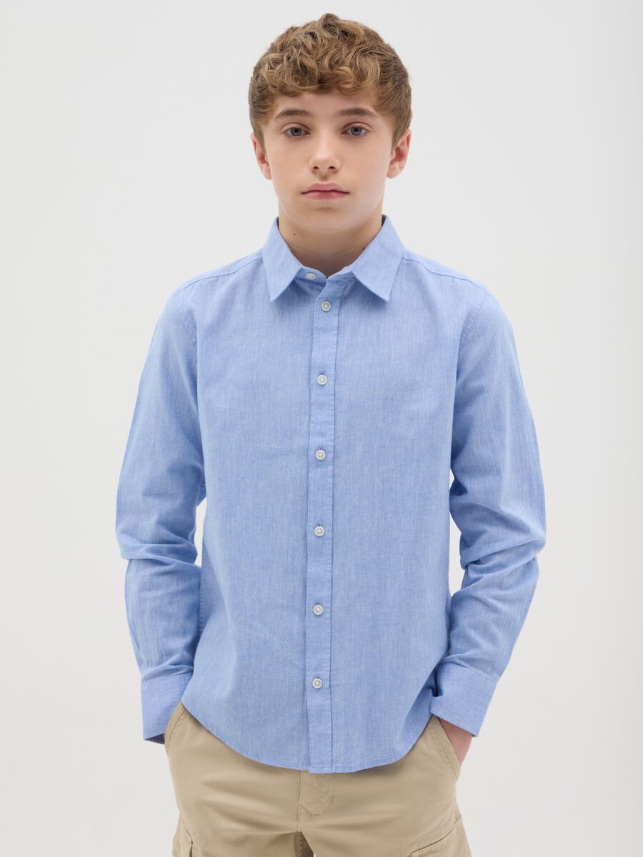 Boys’ regular-fit light blue shirt in cotton and linen blend_0