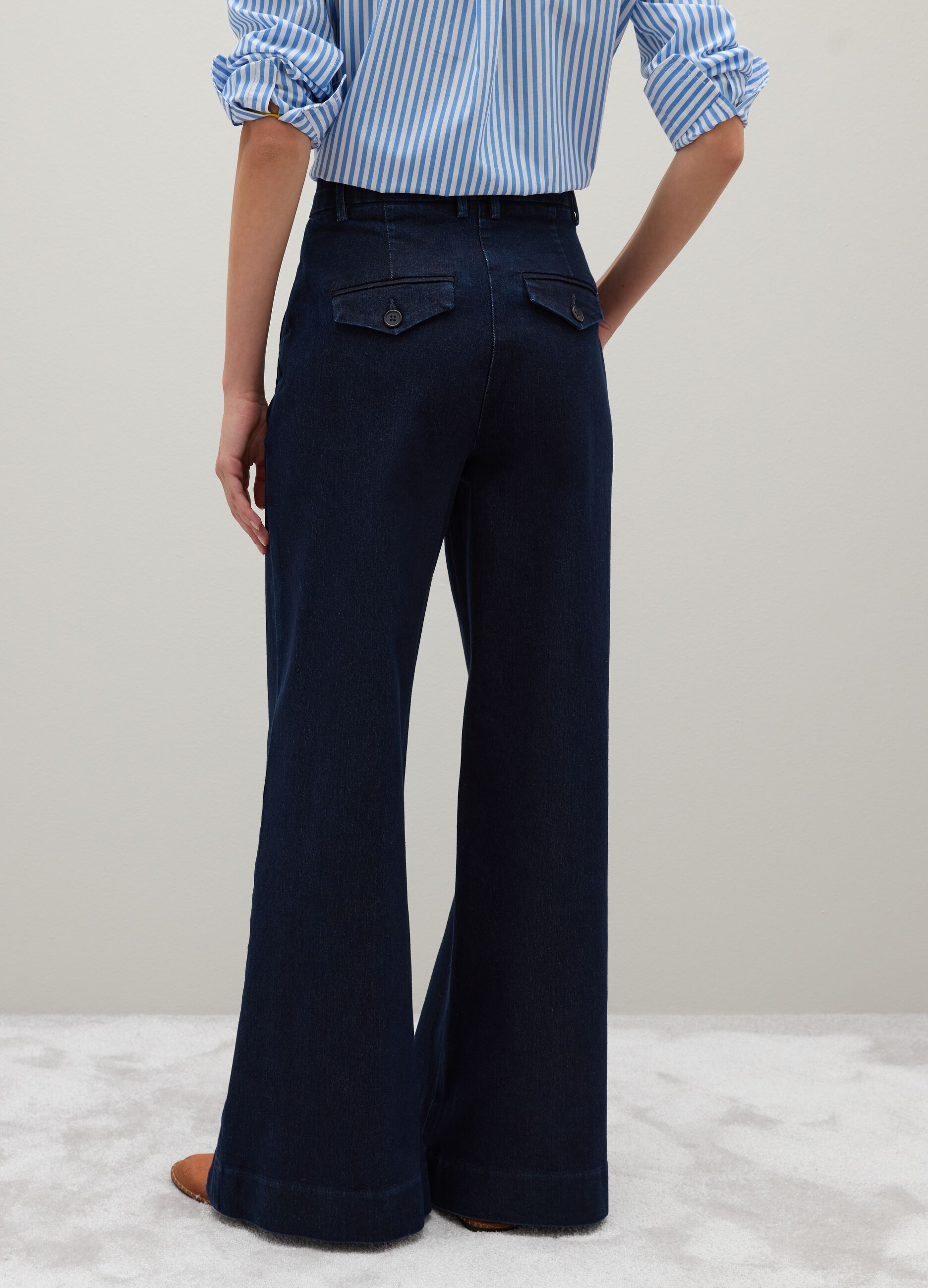 Jeans in denim blu a gamba larga elasticizzati