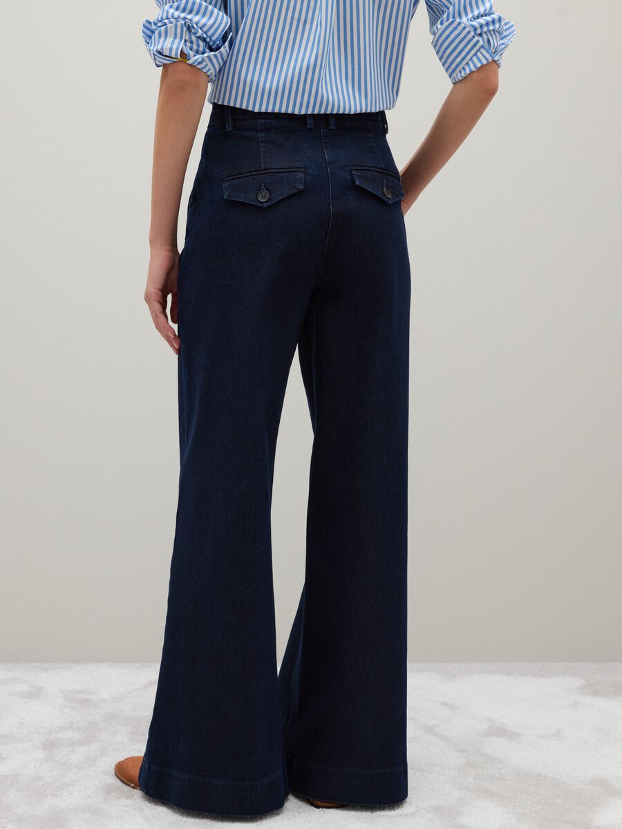 Jeans in denim blu a gamba larga elasticizzati_2