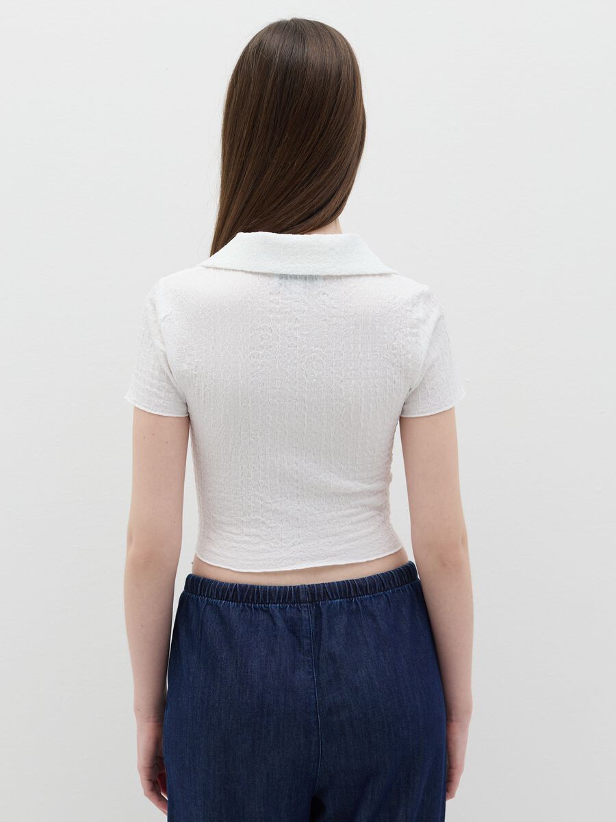 White crinkle-effect crop polo shirt_3