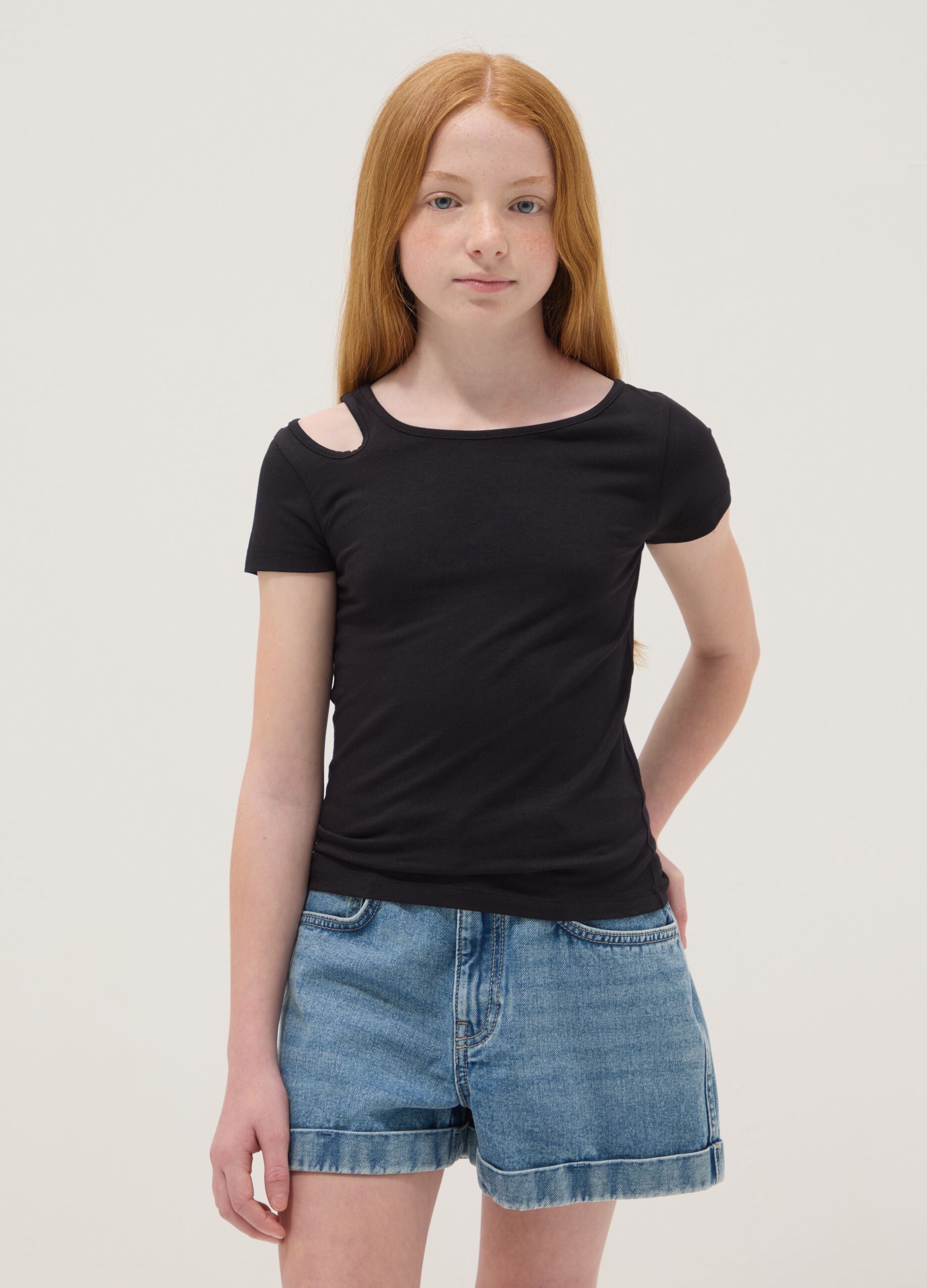 Black organic cotton T-shirt with cut-out shoulder