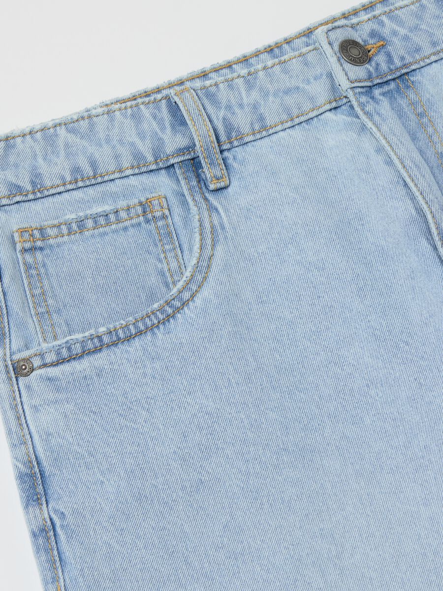 Baggy-fit Bermuda shorts in denim with five pockets_5