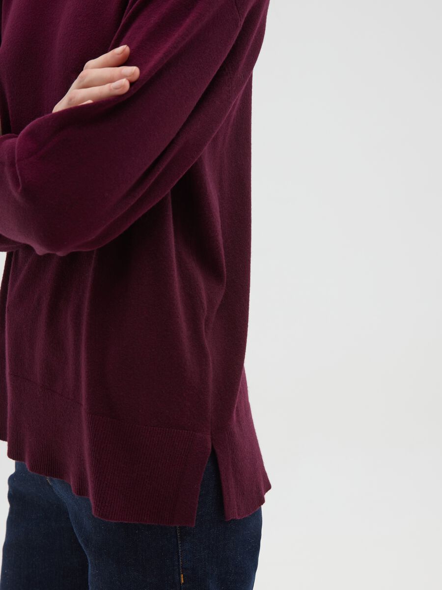 Maglia bordeaux con scollo a V e colletto_3