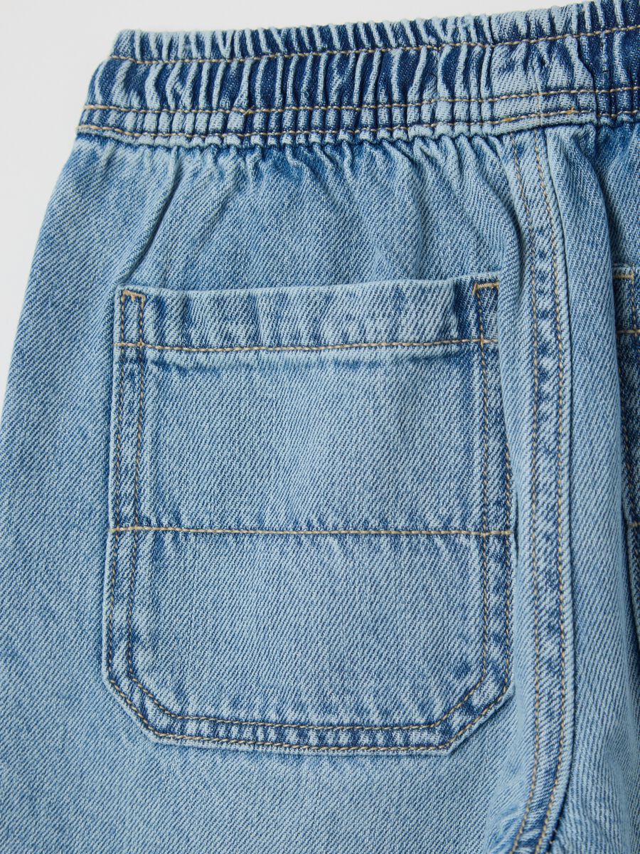 Denim Bermuda joggers with pockets and drawstring_3