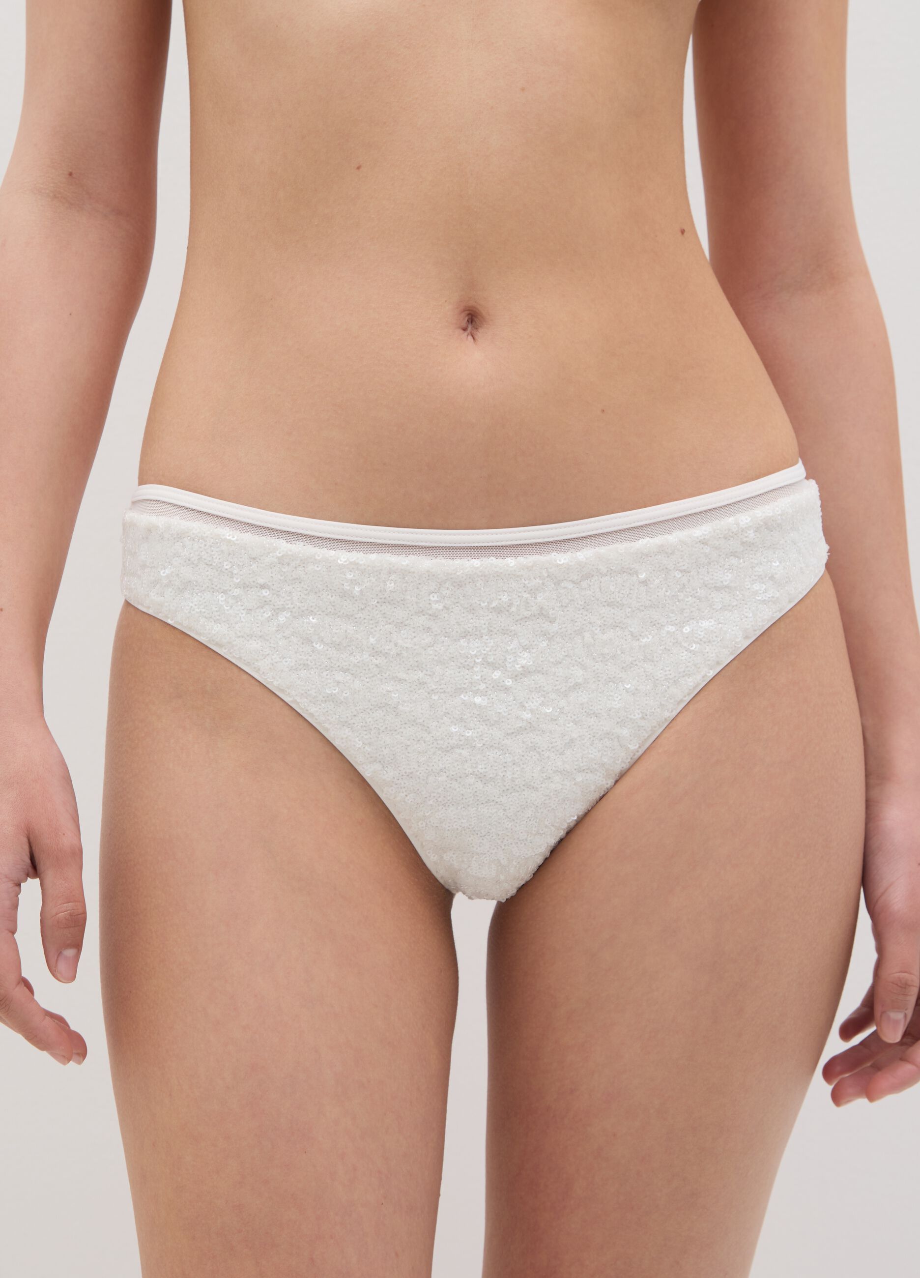 Slip brasiliana da donna in tessuto elasticizzato bianco con paillettes
