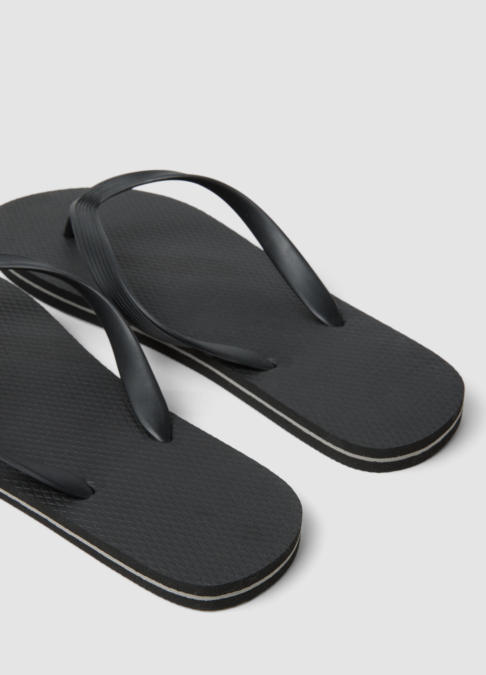 Basic black flip-flops