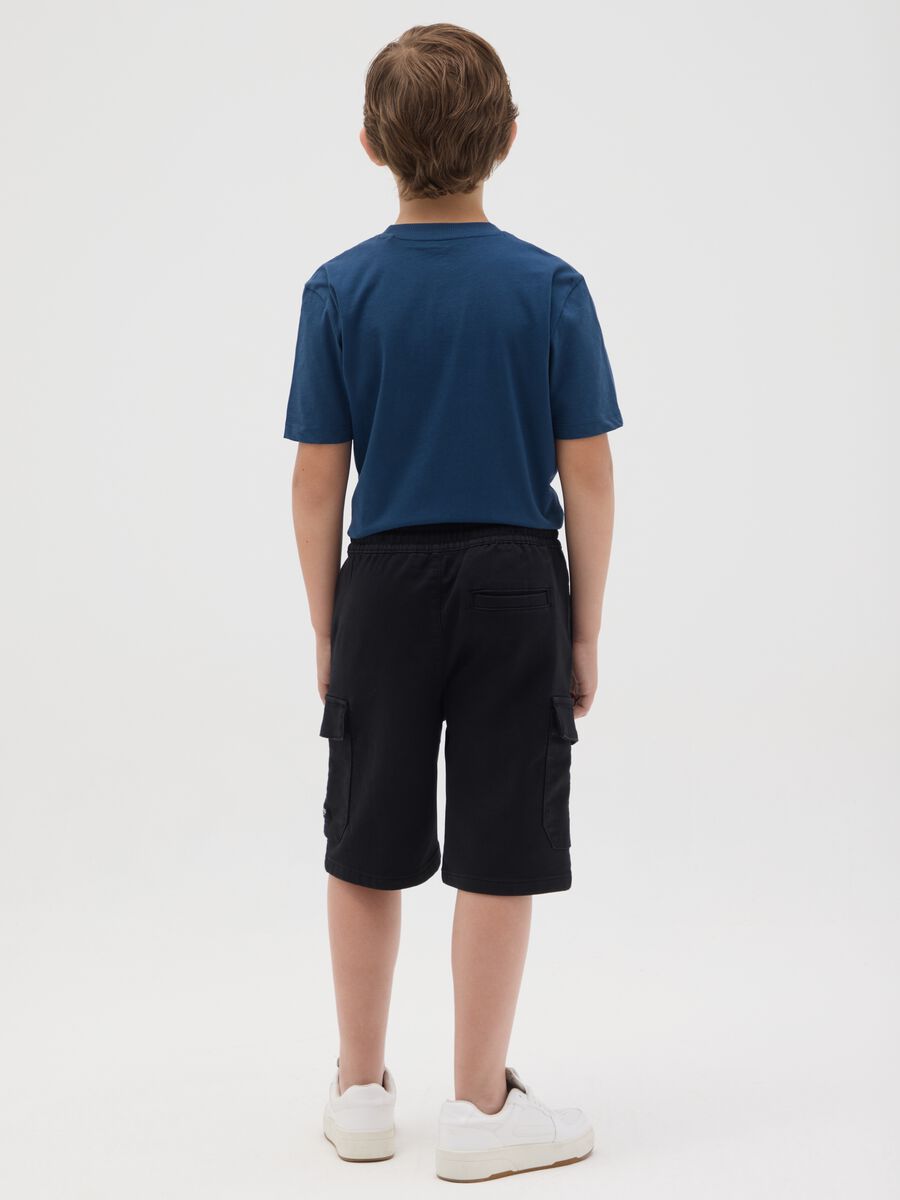 Boys' black cotton blend regular fit shorts with pockets_2