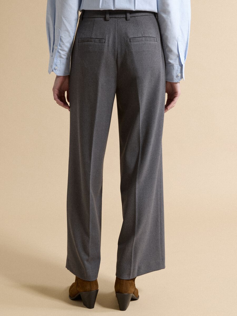 Pantaloni formali grigi flare in viscosa elasticizzata_3