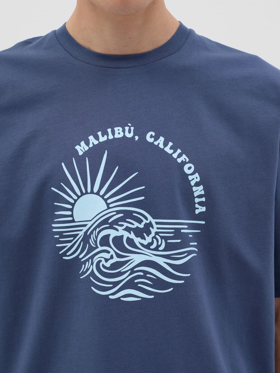 Men's blue cotton T-shirt with Malibu print_3