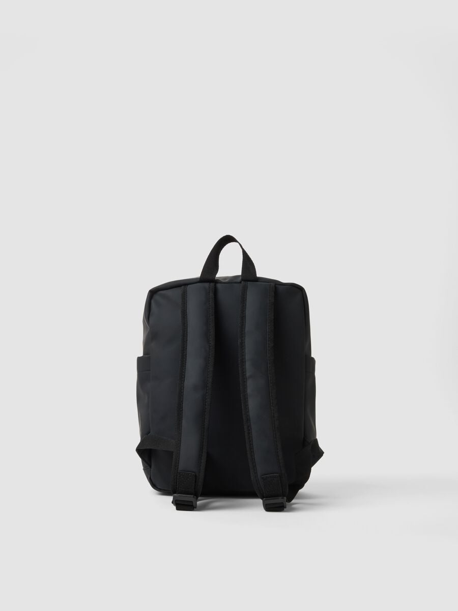 Zaino nero con tasca frontale zip_2