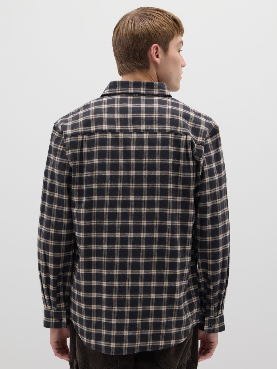 Camicia nera in flanella con motivo a quadri_3