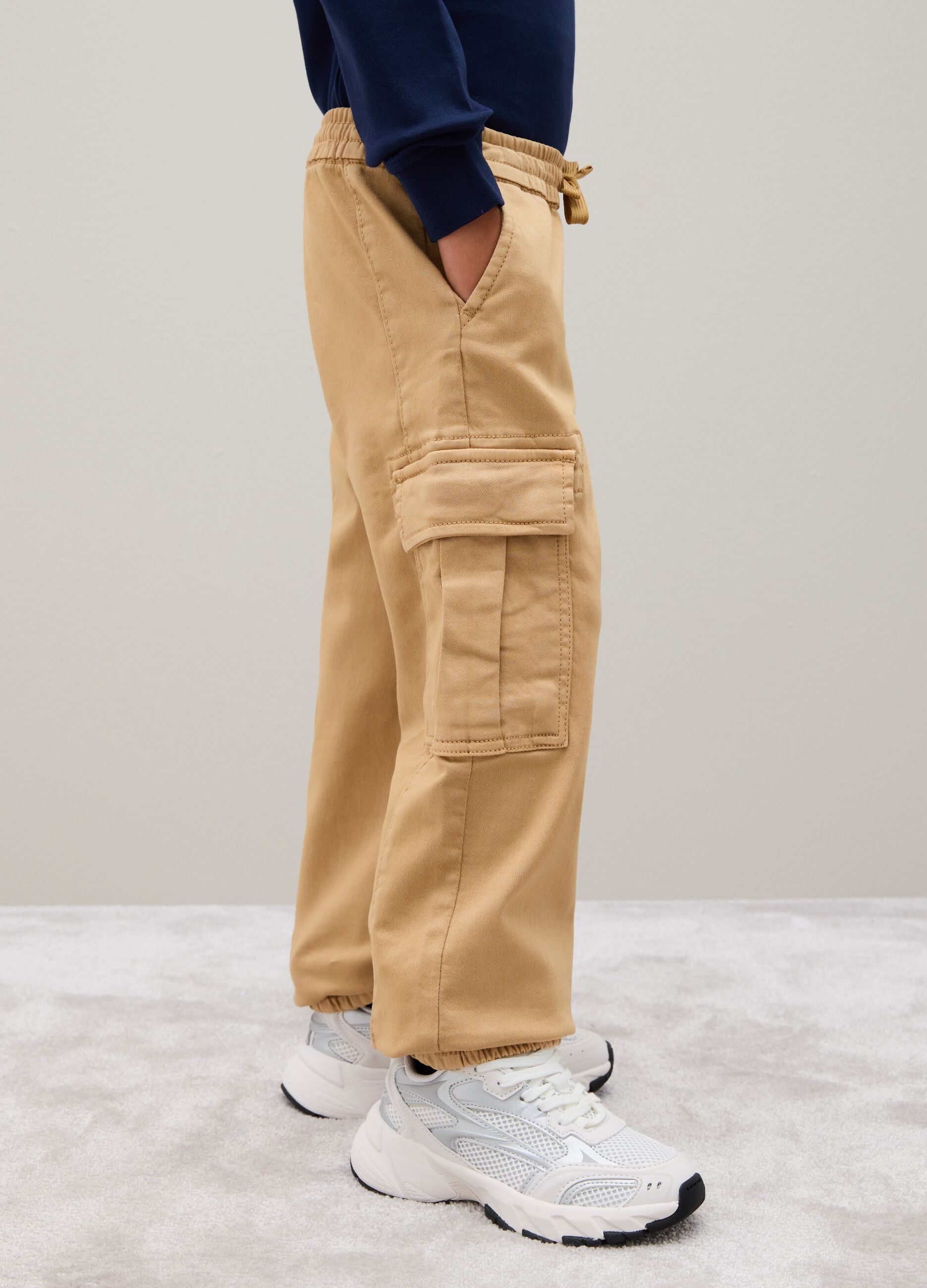 Pantaloni da bambino in cotone beige elasticizzato