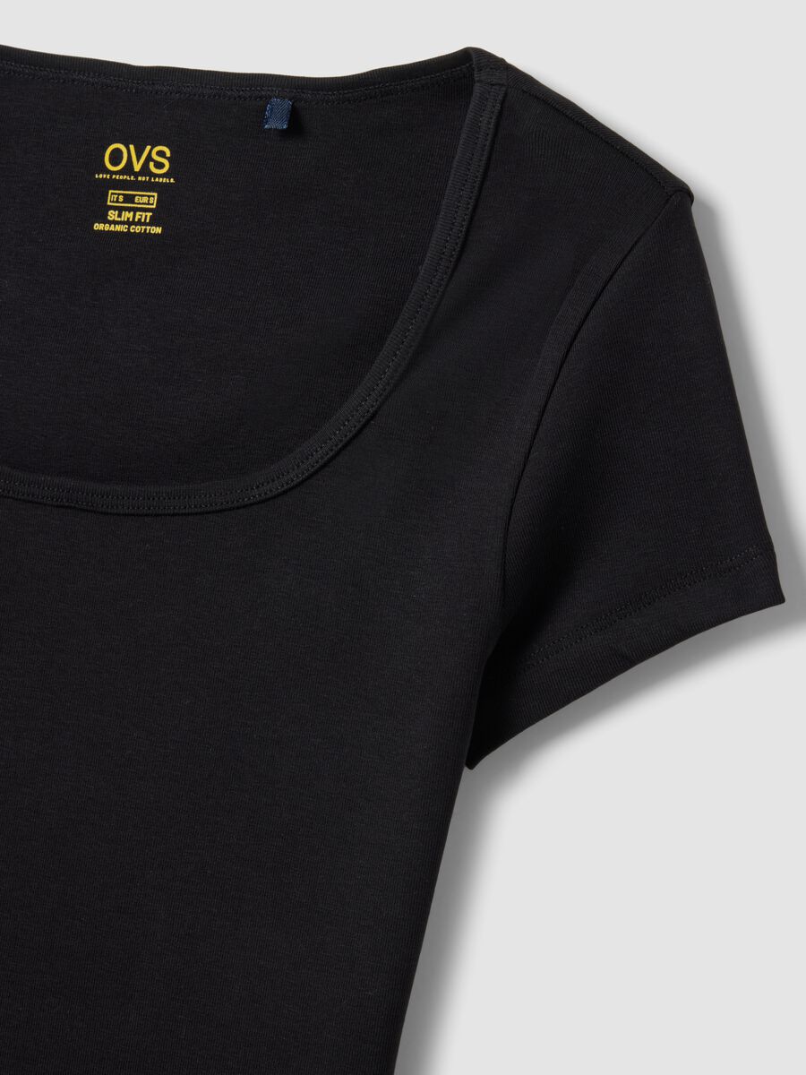 T-shirt fitted in cotone elasticizzato nera con scollo quadrato_5