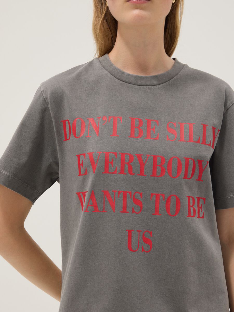 Grey pure cotton T-shirt with &ldquo;The Devil Wears Prada&rdquo; print, oversized fit_3