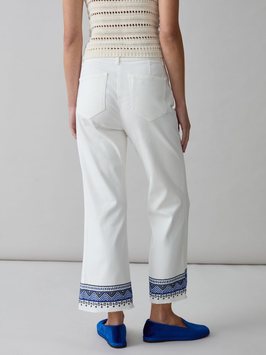 Wide-leg jeans with ethnic embroidery_2