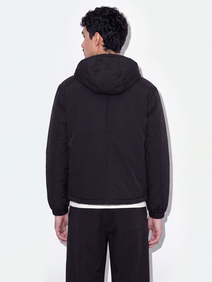 Giaccone nero imbottito con cappuccio e zip over fit_3