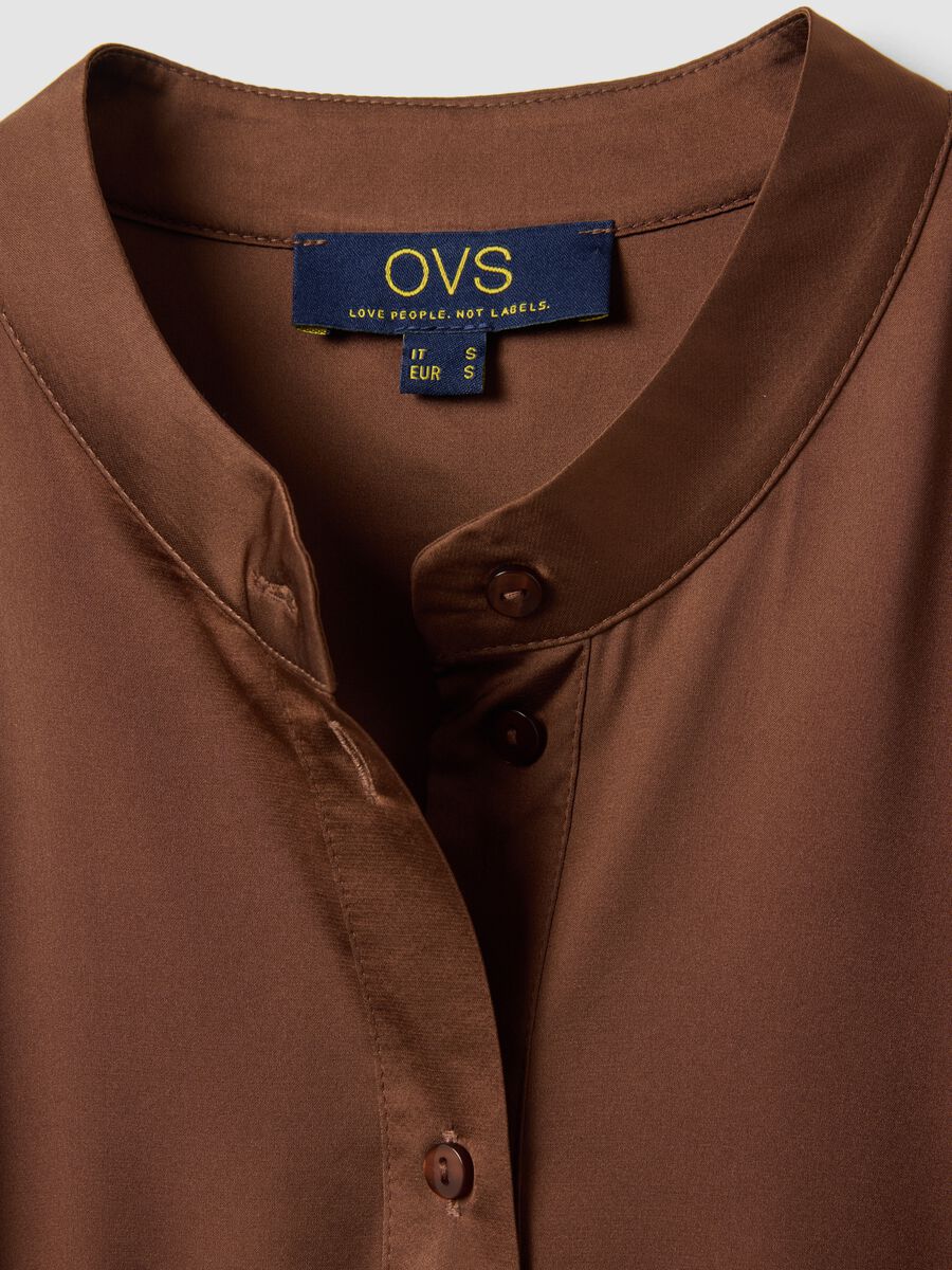 Blusa a maniche corte marrone regular fit con collo coreano_5