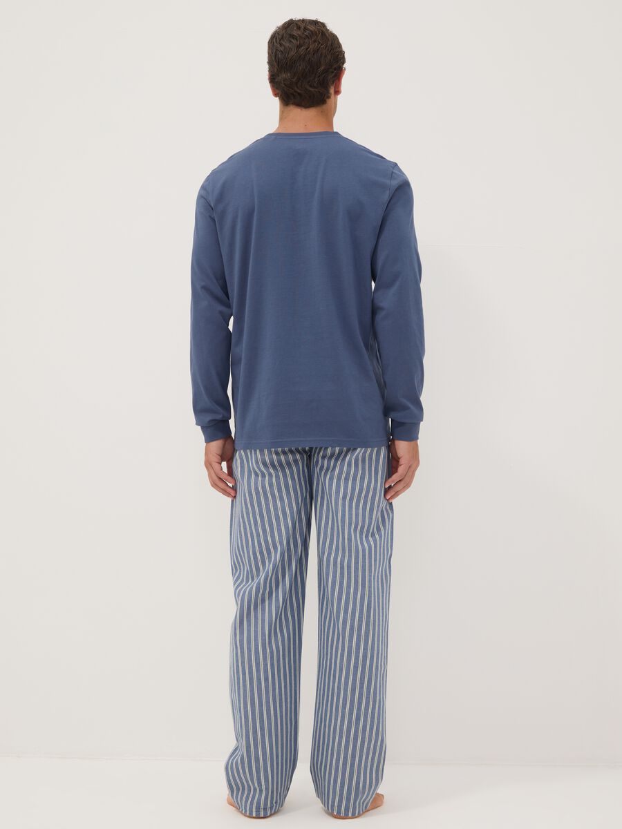 Pigiama blu in puro cotone organico con collo serafino regular fit_2