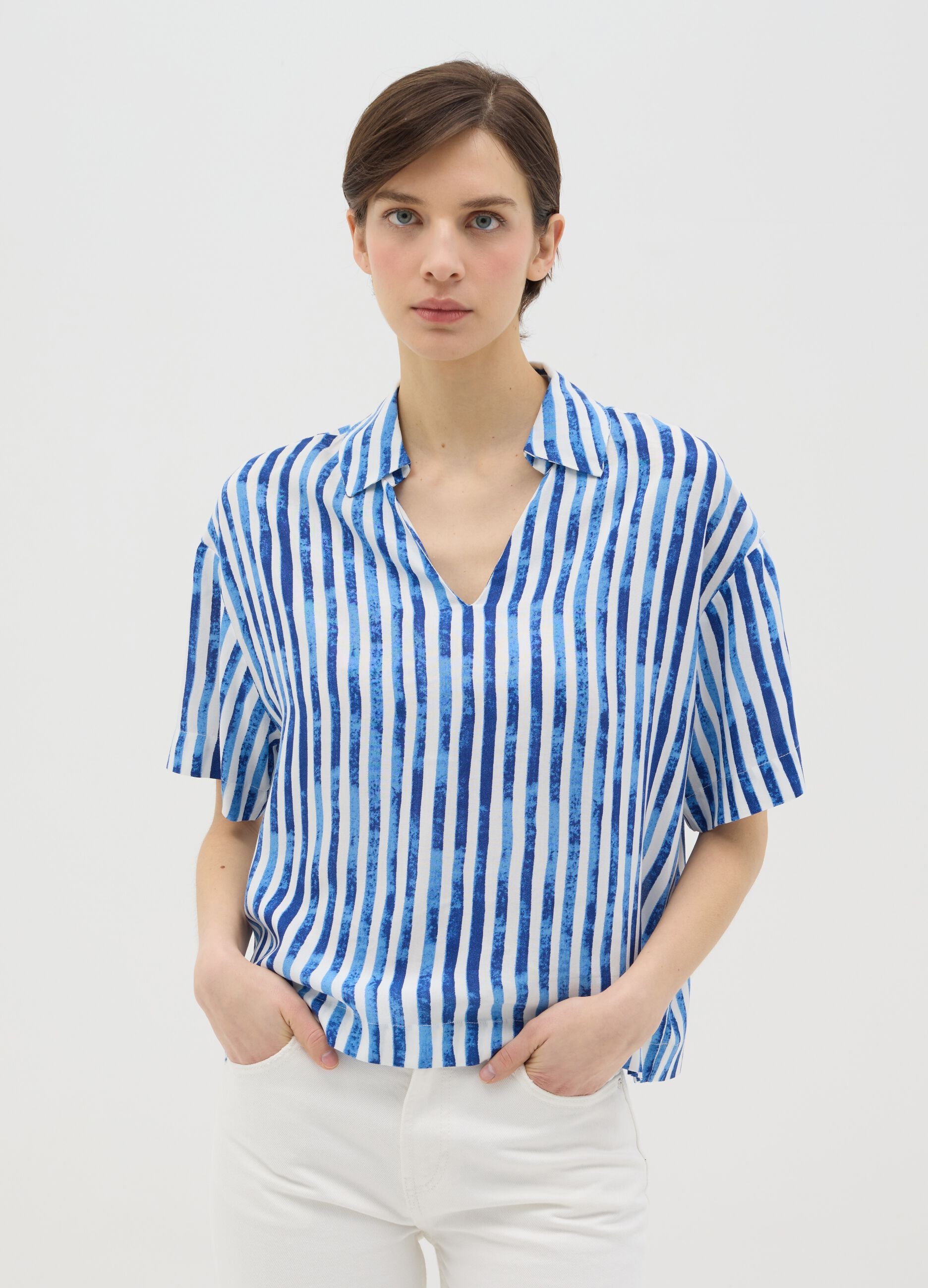 Blusa in viscosa con scollo a polo