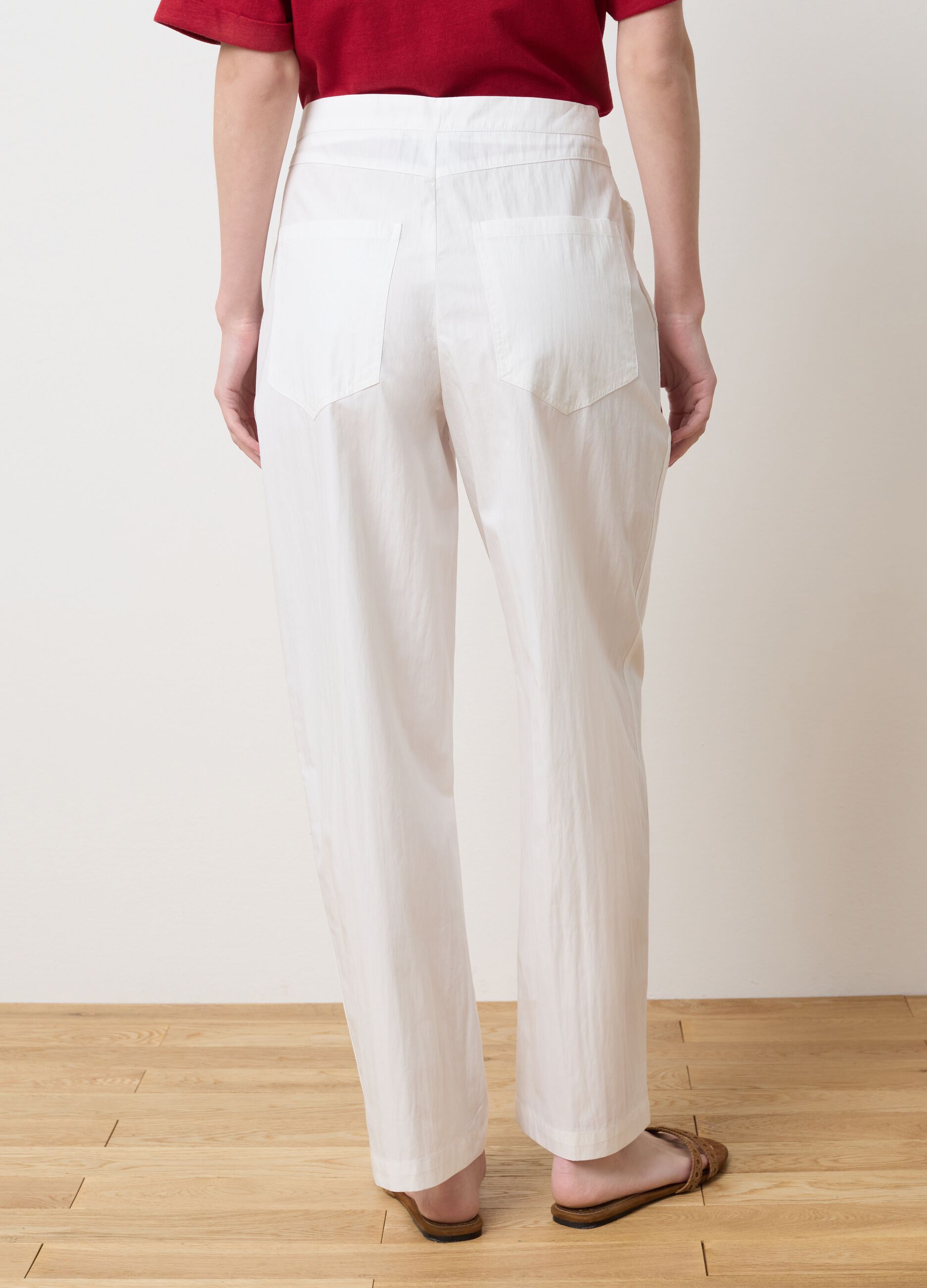 Pantalone carrot fit con pinces bianco