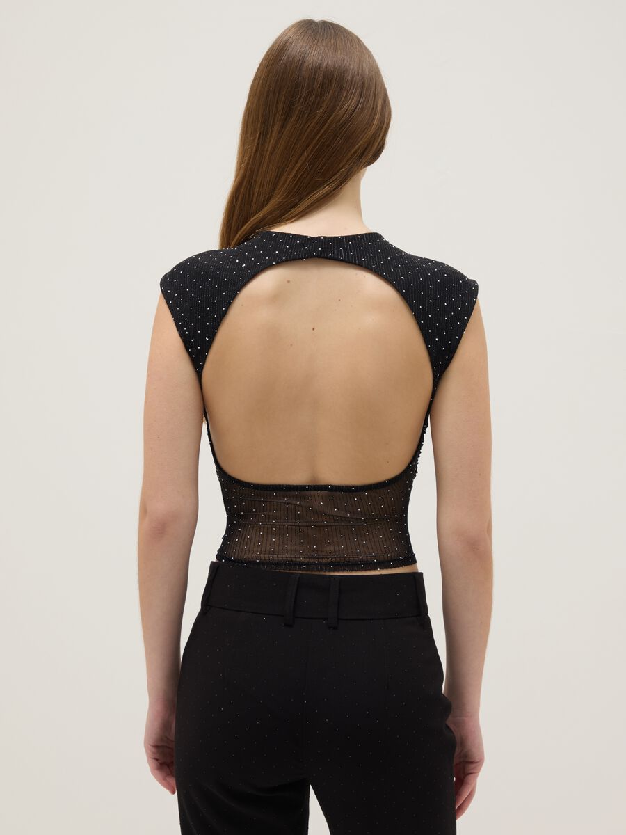 Top senza maniche nero regular fit con schiena scoperta e strass_3