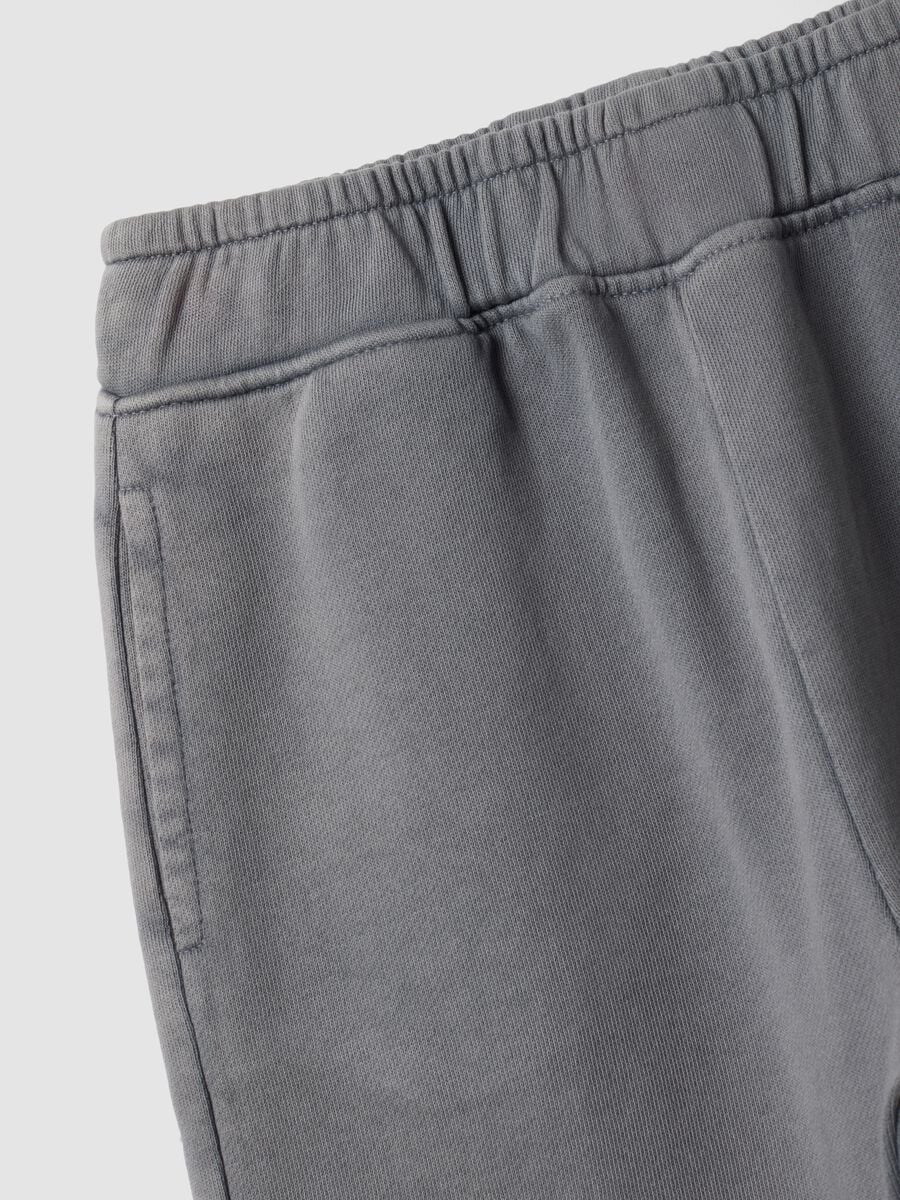 Pantaloni jogger grigi in puro cotone con strass per bambina_2