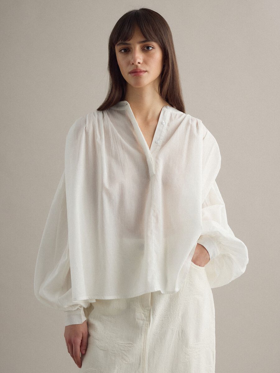 Blusa in puro cotone bianca oversize fit con maniche ampie_1