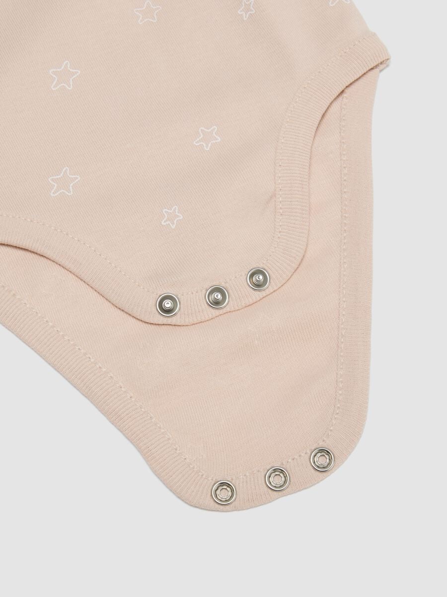Bipack di body bianco e beige in cotone organico a maniche corte per neonati_3