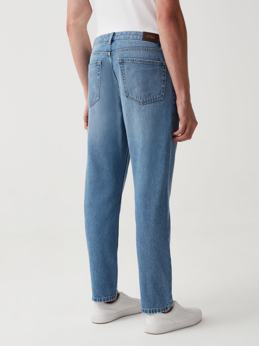 Carrot-fit jeans with fading_2